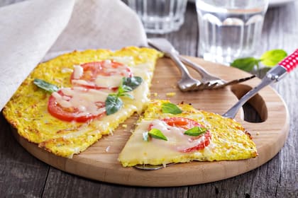 Pizza de polenta: Esta receta es tan práctica como versátil. Ideal para quienes buscan una opción rápida, rica y sin harinas refinadas