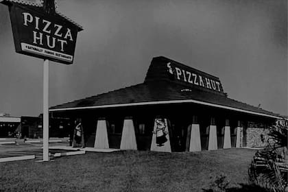 Pizza Hut nació en 1958 en Kansas y desde entonces se ha expandido a diferentes países de todo el mundo (Hut Life)