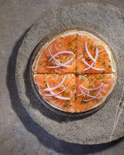 Pizza al estilo japonés o “sake pizza”, es uno de los nuevos platos de la carta de Fabric Sushi.