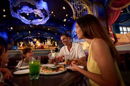 Pizza Moon, una pizzería ambientada como un teatro de la era Victoriana