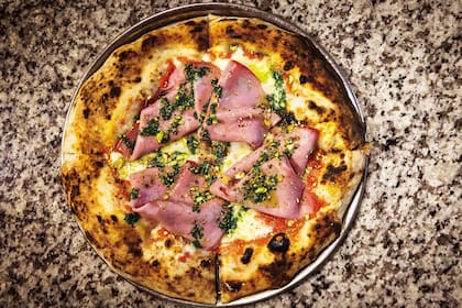Pizza napolitana con mortadela con pistachos y cubierta con pistachos