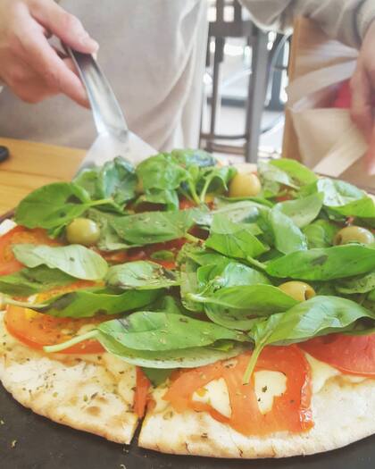 Pizzas finitas y crocantes, de los ingredientes más frescos, esperan en Tartaruga.