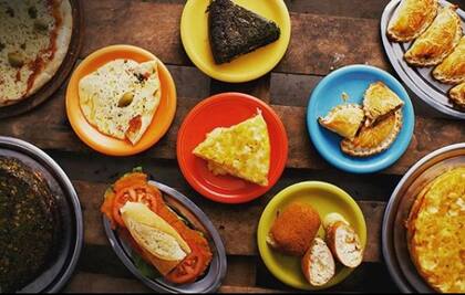 Pizzas, tartas y empanadas. Además, claro, de la célebre tortilla, son algunos de los tentempiés que ofrecen desde temprano