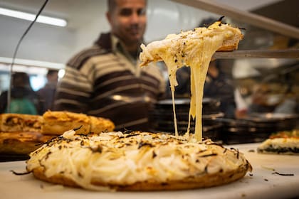 Pizzería La Americana, pizza de molde. Avenida Corrientes, Ciudad de Buenos Aires.