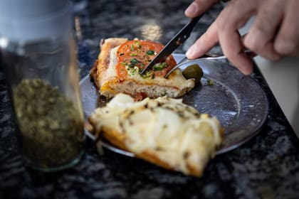 Pizzería La Americana, pizza de molde. Avenida Corrientes, Ciudad de Buenos Aires.