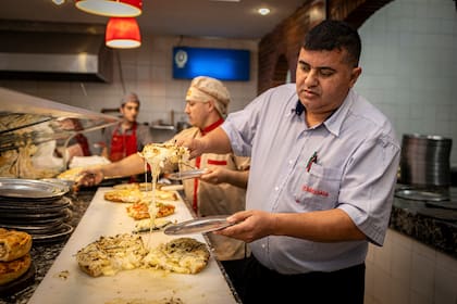 Pizzería La Americana, pizza de molde. Avenida Corrientes, Ciudad de Buenos Aires.
