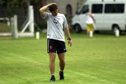 Pizzi, con el escudo de Colón en el pantalón, parece buscar soluciones: tres derrotas en el Clausura 2005 y Vignatti, hombre fuerte del club, lo despidió 