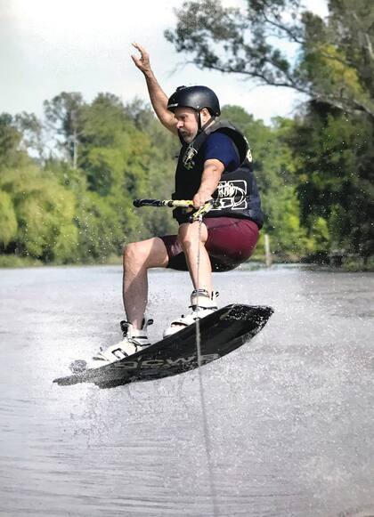 Pizzini, practicando wakeboard en el Delta