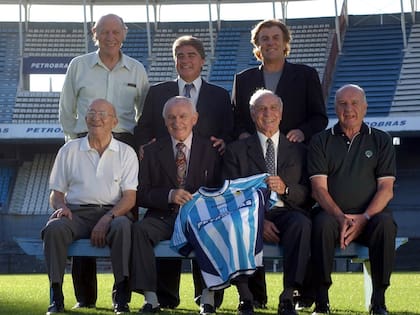 Pizzuti junto con otras glorias de Racing y Mostaza Merlo, el DT campeón en 2001