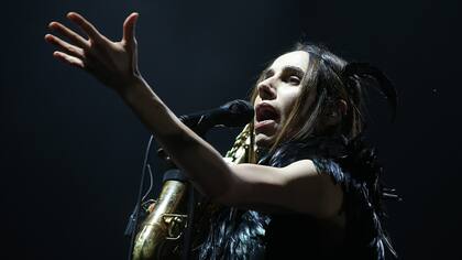 PJ Harvey encantó con su magnetismo y cierta cadencia lúgubre