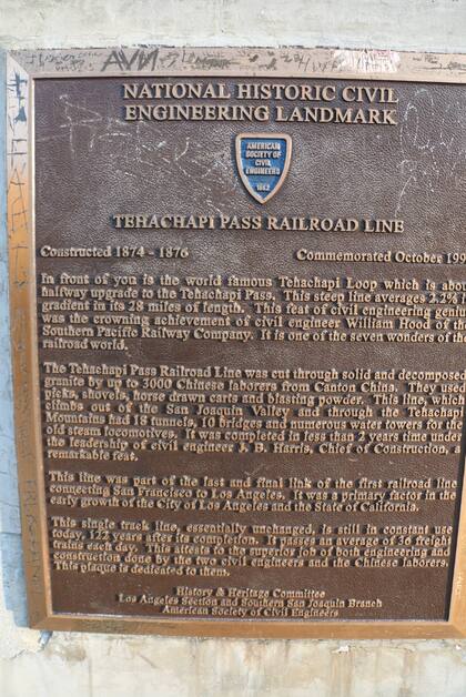 La placa con la historia del Tehachapi Loop