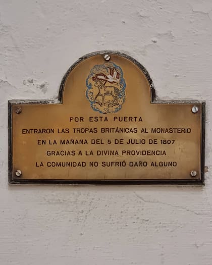 Placa conmemorativa del ingreso de las tropas invasoras inglesas.
