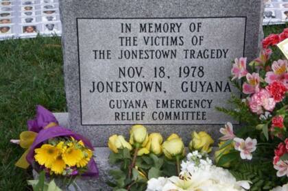 Placa conmemorativa en el cementerio de Evergreen, en Oakland, California, el lugar de descanso final para más de 400 cuerpos