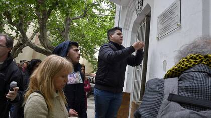 Placa conmemorativa en la comisaría 1a, para recordar a las cuatro víctimas de la Masacre de Quilmes