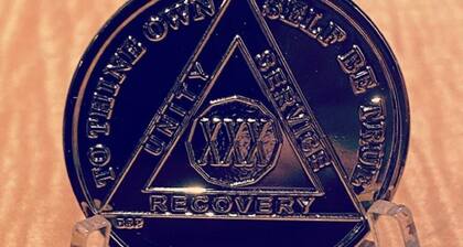 Placa conmemorativa que recibió el músico por sus 30 años alejado del alcohol