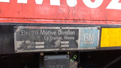 Placa de identificación remachada al pie de una locomotora G22 del tren Belgrano Norte