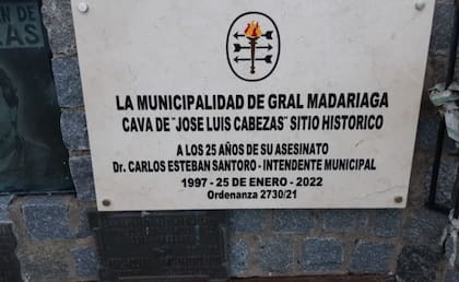 Placa en conmemoración de José Luis Cabezas en la cava donde el periodistas fue asesinado