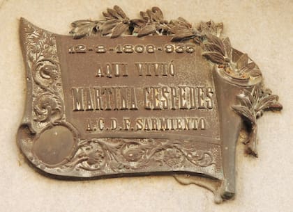 Placa en el edificio lindero a la escuela. Recuerda a Martina Céspedes, heroína de las invasiones inglesas.