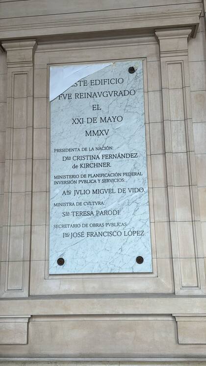 Placa en el hall de entrada del CCK