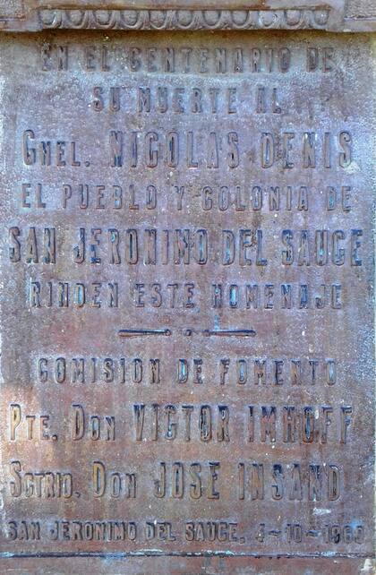 Placa en el monumento a Nicolás Denis en San Jerónimo del Sauce.