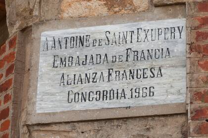 Placa en honor a Saint Exupéry otorgada por la Alianza Francesa de Concordia y la Embajada de Francia en 1966.