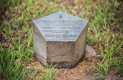 Placa en honor de Joaquín V. González de la cátedra de Librepensamiento de la Universidad de La Plata.