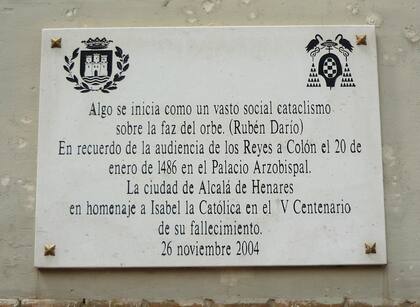 Placa en la Casa de la Entrevista sobre la reunión de los Reyes Católicos con Cristóbal Colón.