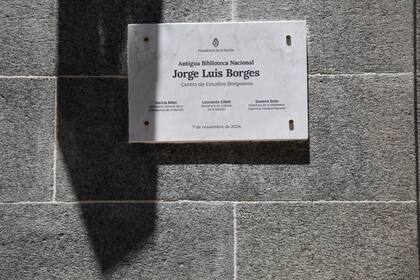 Placa en la ex biblioteca nacional, donde figura Karina Milei