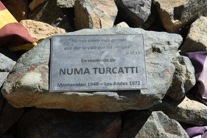 Placa en recuerdo de Numa Turcatti, que falleció en los Andes.