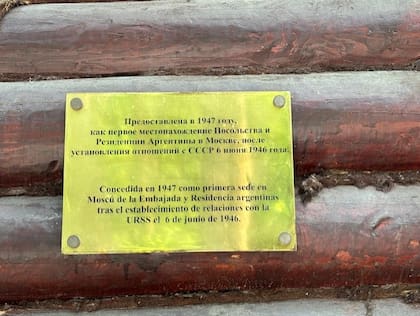 Placa que constata a la Dacha como primera sede de la Embajada Argentina en Moscú
