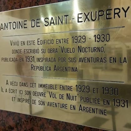 Placa que recuerda la estancia de Antoine de Saint-Exupéry en la Galería Güemes