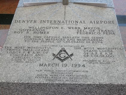 Placa que se cree apunta a un Nuevo Orden Mundial (PlacaaeropuertoDenver/Reddit)