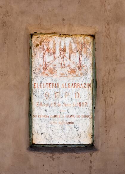 Placa recordatoria a uno de los principales donantes para la construcción de la capilla Nuestra Señora de la Merced