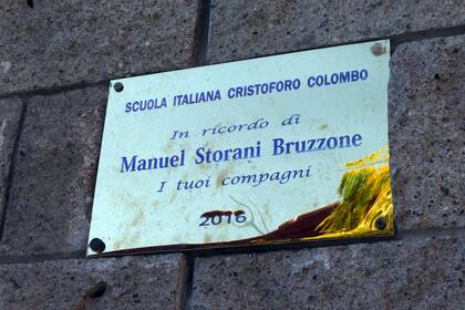 Placa recordatoria de Manuel Storani en la Escuela Italiana Cristoforo Colombo