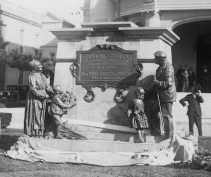 Placa recordatoria en honor a María Jauregui de Pradere instalada con motivo de las bodas de platas de la Asociación Española Euskal Echea
