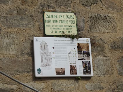Placa sobre la escalera que sube a la iglesia del pueblo.