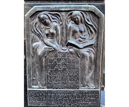 Placa ubicada en la bóveda del Gral. Lavalle en el cementerio de Recoleta, donde está enterrada Dolores.