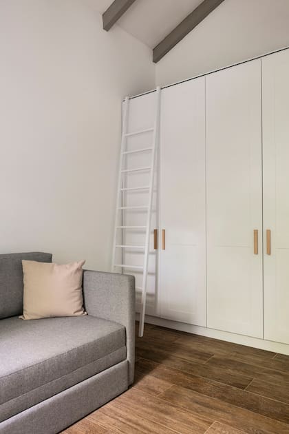 Placar a medida (MTD Arquitectura) con escalera para aprovechar también la parte de arriba.