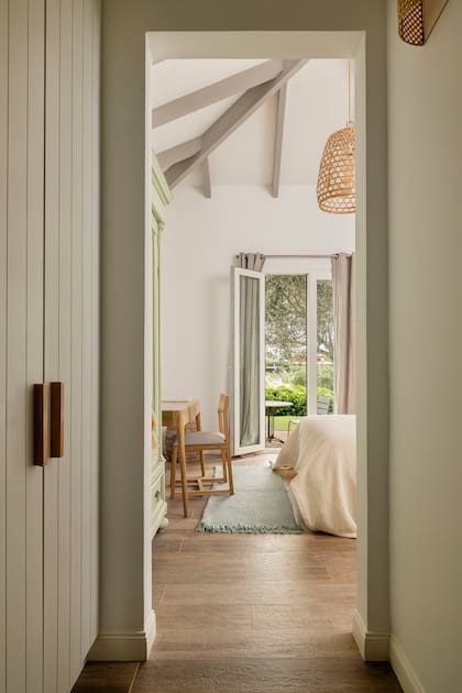 Placar con puertas laqueadas entablonadas y tiradores de lenga (MTD Arquitectura). Cortinas (La Deco Privé). Lámpara de techo (E27 iluminación).