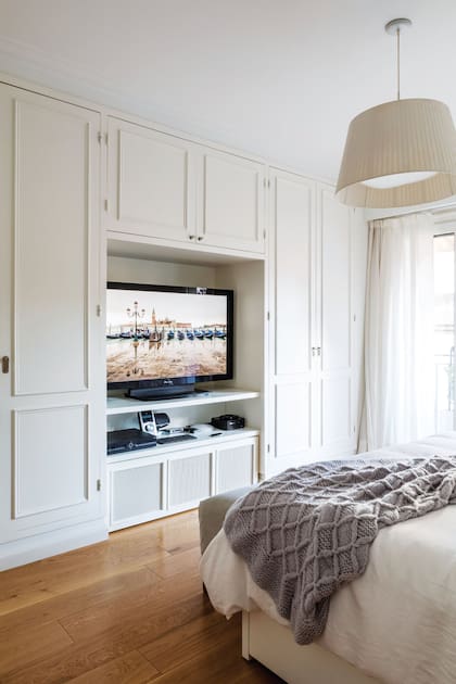 Placard de pared a pared con espacio para la tele, diseño del Estudio A&T, Álvarez Bayón y Turner, a cargo de la reforma. Manta (Mapuche Hecho a Mano).