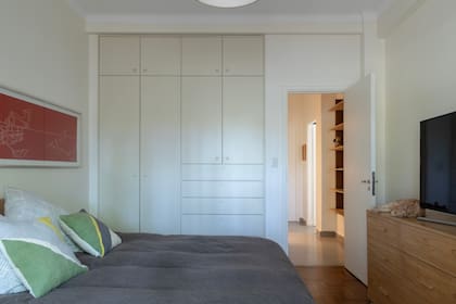 Placares laqueados en SW 9180 (Sherwin Willams). Obra sobre respaldo de cama (Lux Lindner). Se llevó al pasillo parte de la biblioteca de madera que estaba en el living.