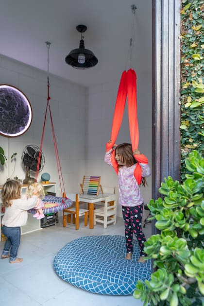 Placas antihumedad y piso de porcelanato revitalizaron el play exterior