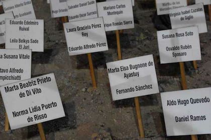 Placas con los nombres de los desaparecidos