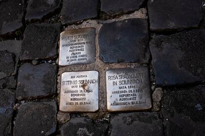 Placas de bronce en las calles adoquinadas del antiguo gueto judío de Roma que muestran el nombre y la fecha de deportación de algunos de los judíos de esa ciudad durante la Segunda Guerra MundialCredit...