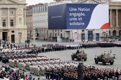 Desfile militar en la Place de la Concorde, París