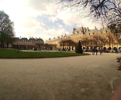 Place de Vosges, la plaza más antigua de París