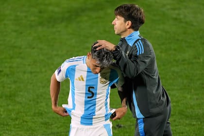 Placente consuela a Delgado: a pesar de la derrota, el volante de Boca recibió el Botín de Bronce por su actuación en el Mundial
