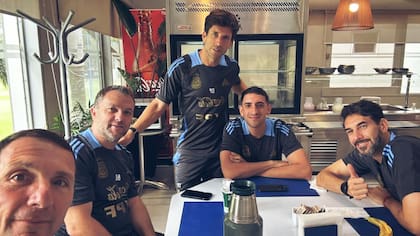 Placente, en Ezeiza, con parte del staff: Eduardo Giménez (videoanálisis), Romeo (coordinador), Gallo (videoanálisis) y Quiroga (ayudante)