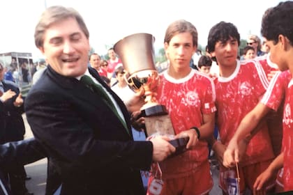Placente recibiendo un trofeo, en esa época dorada en las juveniles de Argentinos Juniors
