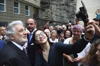 Plácido Domingo posa para una selfie a la salida de la ópera Luisa Miller en el Festival de Salzburgo, en Austria